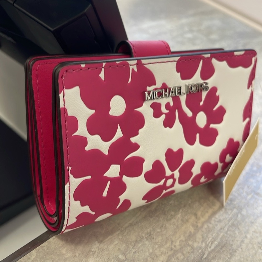 Michael Kors Jet Set Medium Floral Print Bi-Fold Wallet
Dragonfruit
NWT